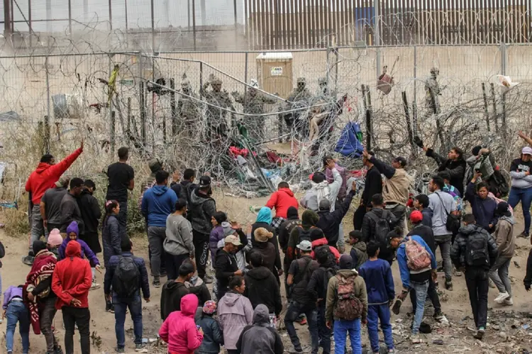 Texas: migrantes afastaram parte de uma cerca de arame farpado que a Guarda Nacional do Texas havia instalado na fronteira entre o Texas e o México (AFP/AFP)