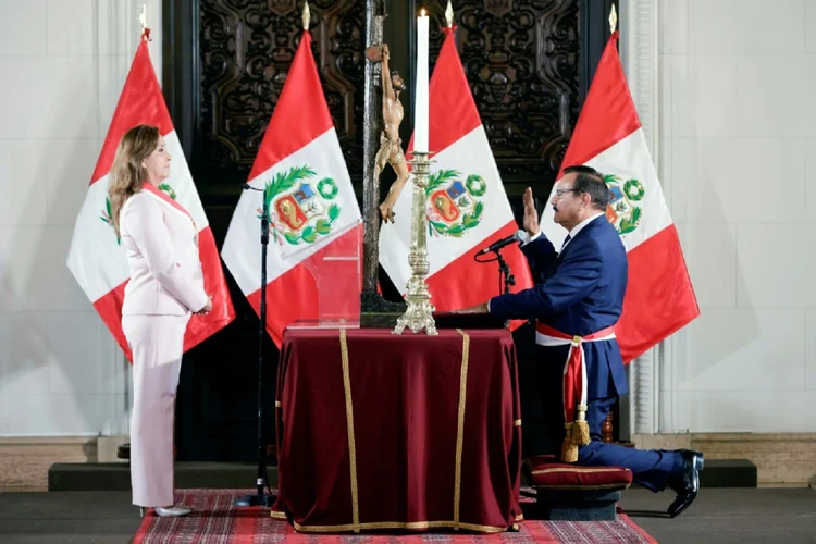 Dina Boluarte: Após a busca na residência e no escritório presidencial da presidente, onde não foram encontrados relógios Rolex, o Ministério Público intimou Boluarte a apresentá-los na sexta-feira (AFP/AFP Photo)