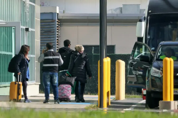 Foto divulgada pela agência API que mostra a embaixadora do México no Equador, Raquel Serur Smeke (à direita), deixando o país no aeroporto internacional Mariscal Sucre, em Quito, em 7 de abril de 2024 (AFP Photo/AFP Photo)