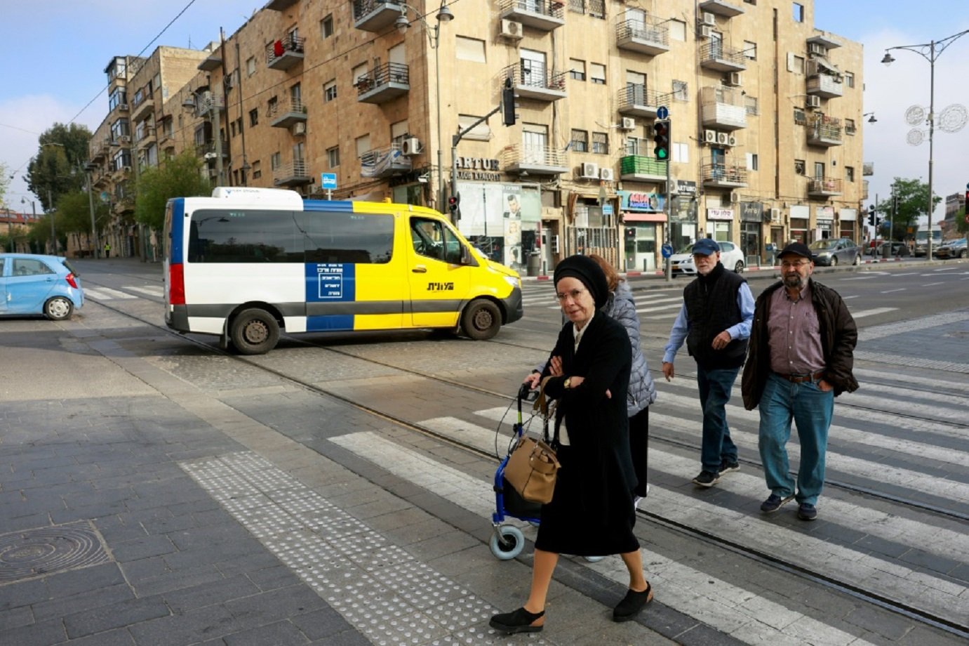 Pessoas atravessam a rua em Jerusalém, em 14 de abril de 2024