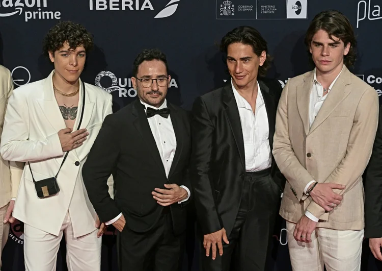 Da esquerda para a direita, o ator argentino Juan Caruso, o diretor espanhol Juan Antonio Bayona, e os atores uruguaios Enzo Vogrincic e o argentino Felipe González Otano, do filme "A Sociedade da Neve", na premiação Platino (AFP/AFP)