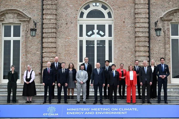 Foto de família de ministros do Clima, Energia e Meio Ambiente do G7 reunidos em Venaria Reale, perto de Turim (Itália), em 29 de abril de 2024 (AFP Photo)