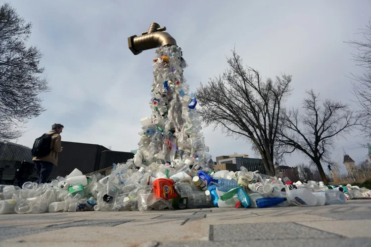 Protesto: escultura "Giant Plastic Tap", do artista Benjamin Von Wong, é exibida em Otawa durante debate internacional (AFP Photo)