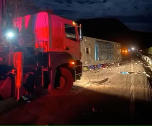 Imagem referente à matéria: Ônibus capota e deixa ao menos 4 mortos e 32 feridos na BR-116 em MG