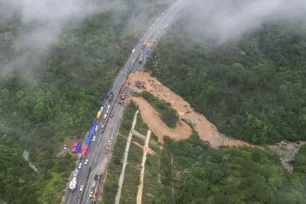 Imagem referente à matéria: China: chuvas causam desabamento em estrada e balanço atual é de 48 mortes