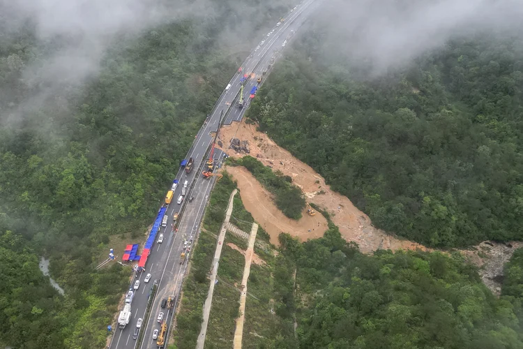 China: chuvas causam desabamento em estrada e 48 pessoas morrem (CNS/AFP)