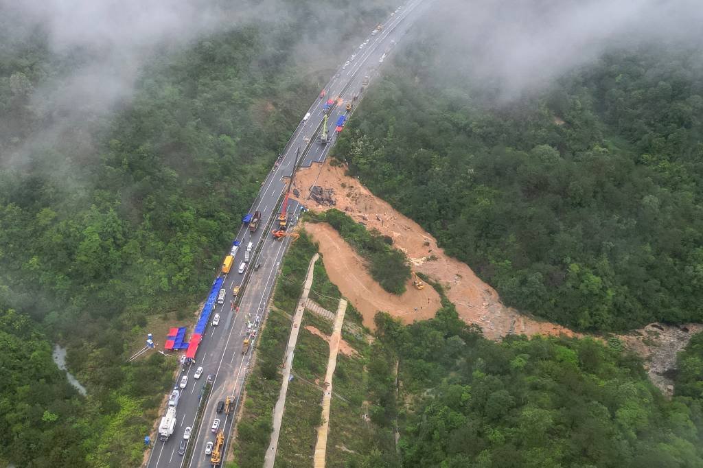 China: chuvas causam desabamento em estrada e balanço atual é de 48 mortes