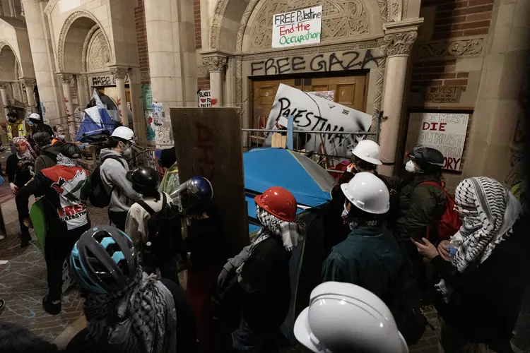 Manifestação: estudantes protestam pró-palestina na Universidade da Califórnia, em Los Angeles (Etienne Laurent/AFP)