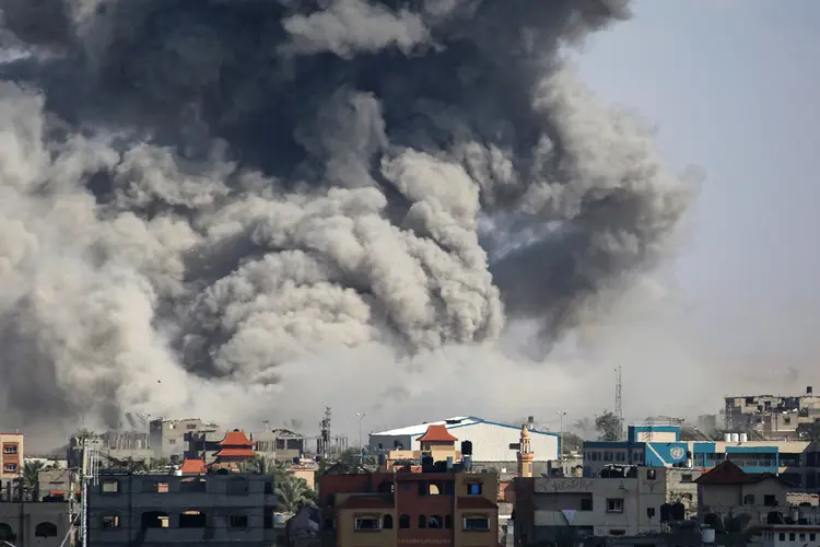 Fumaça após bombardeio em Rafah (KHAN YUNIS/AFP)