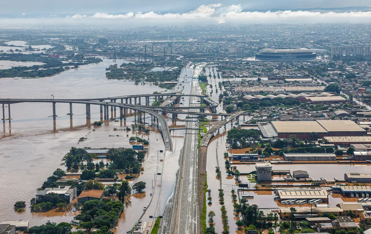 Vista aérea de Porto Alegre, Rio Grande do Sul, com o estádio Arena do Grêmio (topo, R), tirada em 5 de maio de 2024 (Ricardo Stuckert/Brazilian Presidency/AFP)