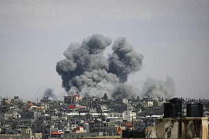 Imagem referente à notícia: EUA suspende envio de armas a Israel após ofensiva em Rafah