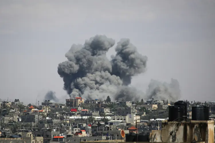 Testemunhas no local e jornalistas da AFP relataraam bombardeios das tropas israelenses contra Rfah, uma cidade no sul da Faixa de Gaza, na fronteira com o Egito (AFP)