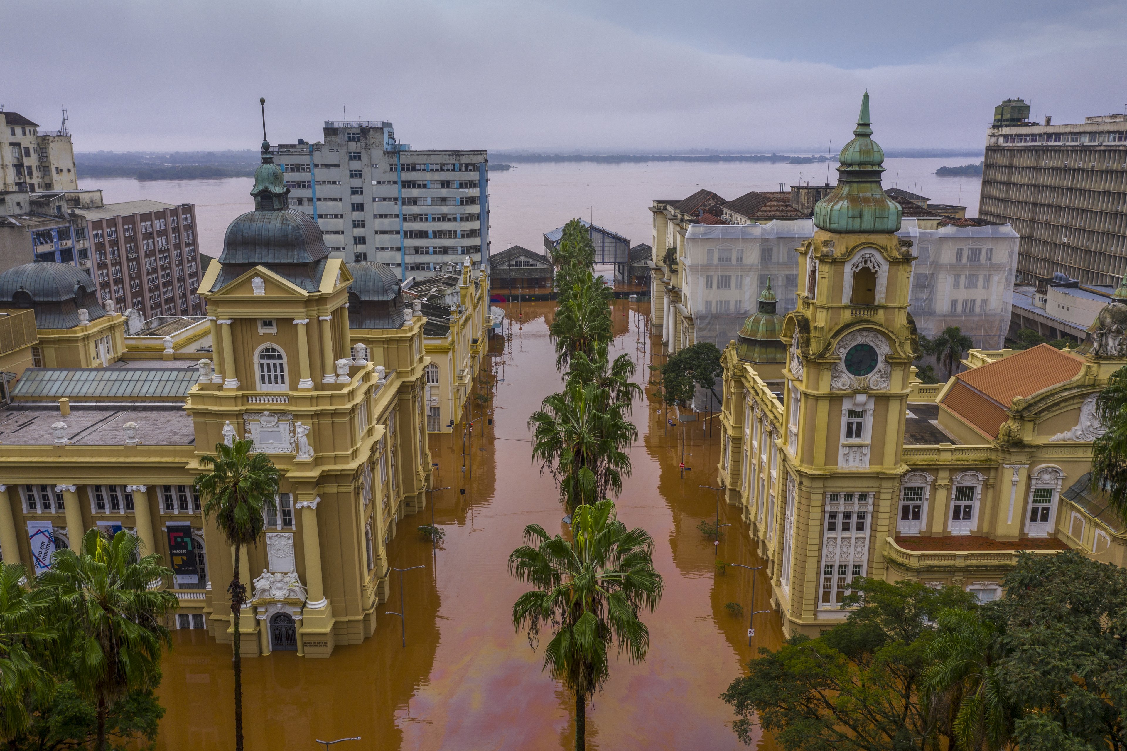 Vista aérea do Museu de Arte do Rio Grande do Sul (MARGS) inundado no centro da cidade de Porto Alegre, Rio Grande do Sul.

