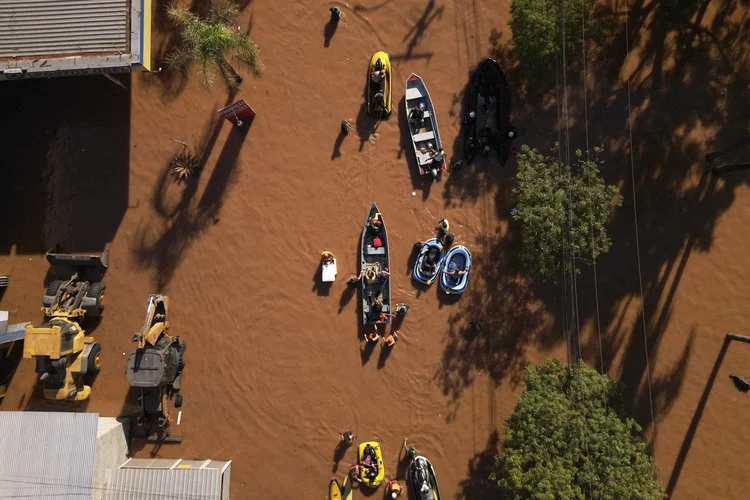 Ao todo, 806 pessoas estão feridas por conta dos temporais e mais de 2,3 milhões foram afetadas (Florian PLAUCHEUR/AFP Photo)