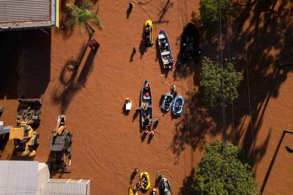 Imagem referente à notícia: Porto Alegre derruba passarela para construir corredor humanitário e facilitar a chegada de ajuda