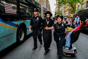 Imagem referente à matéria: Manifestantes pró-Palestina protestam perto do Met Gala em Nova York