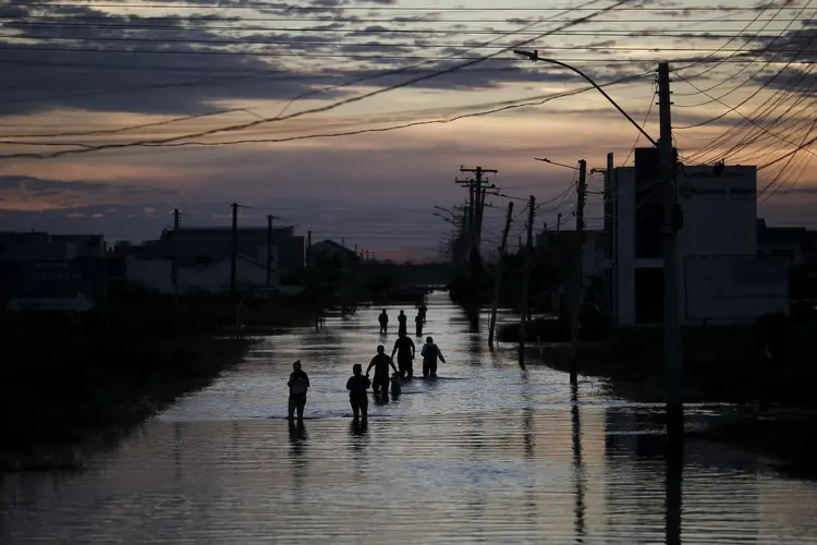 Enchentes no RS: energia elétrica ainda está em falta no estado (Anselmo Cunha/AFP)