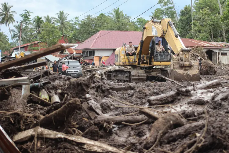 Indonésia: fortes chuvas na ilha de Sumatra causaram inundações em dois distritos e arrastaram areia de um vulcão (Ade Yuandha/AFP)
