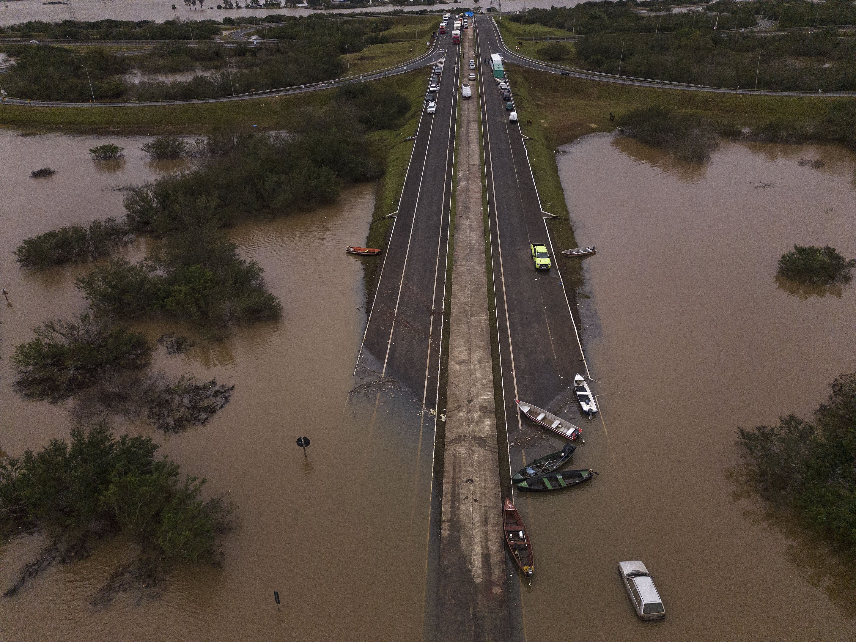 Vista aérea mostrando a estrada ERS-448 inundada em Canoas