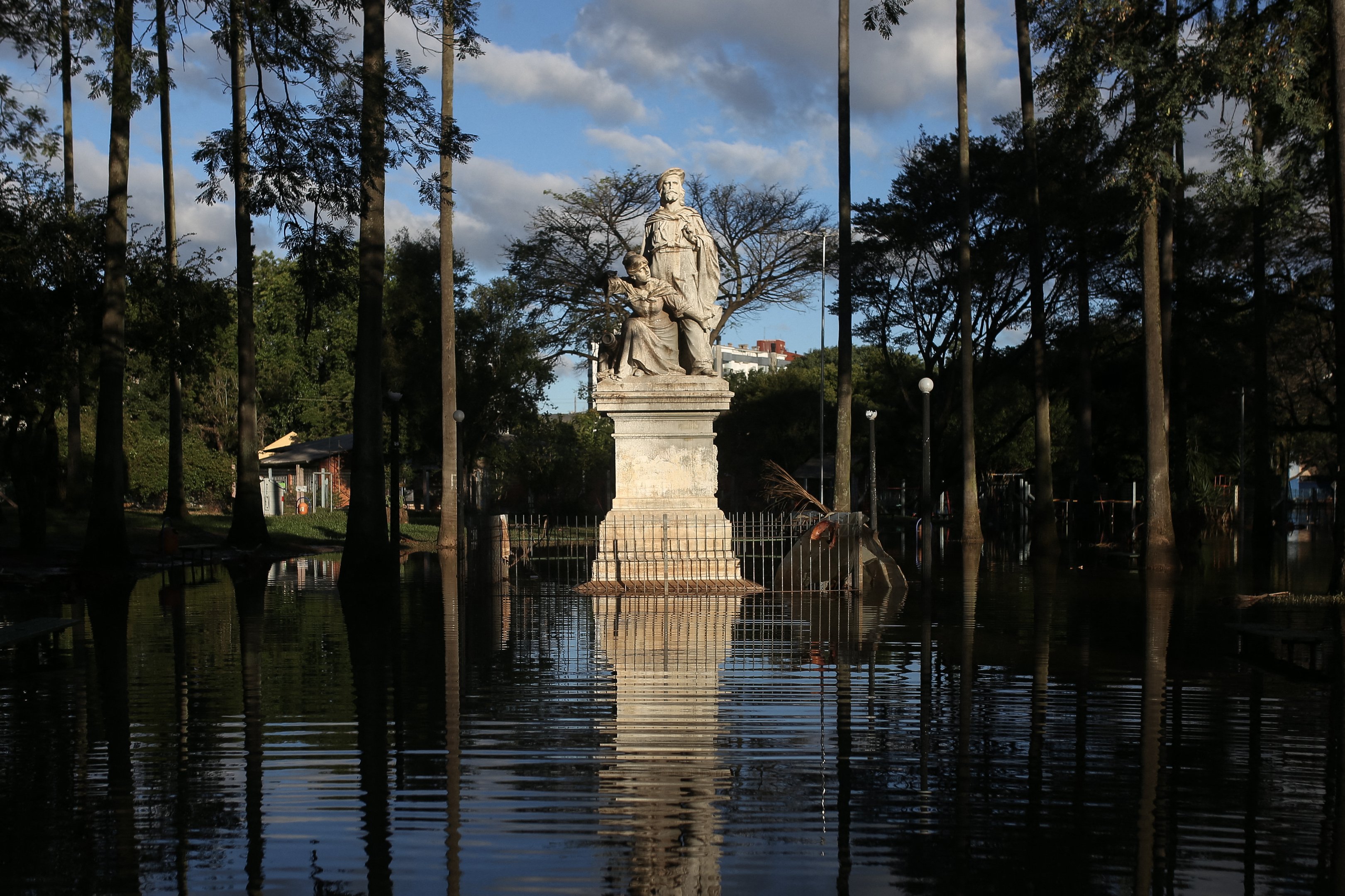 Vista da estátua de José e Anita Garibaldi na inundada Praça Garibaldi