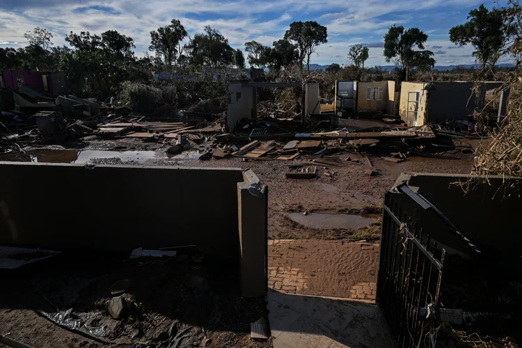 Alerta de temporal: Porto Alegre enfrenta riscos de ventos intensos, granizo e descargas elétricas enquanto ainda lida com consequências das enchentes. (Nelson ALMEIDA/AFP)