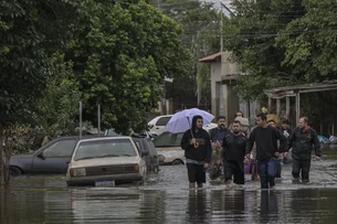 Porto Alegre tem sistema colapsado e precisa de bombas emprestadas para drenar enchente