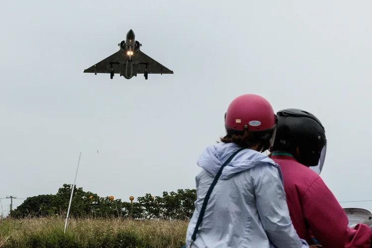 Avião da Força Aérea de Taiwan é observado por civis em manobra feita nesta quinta-feira ((Photo by Yasuyoshi CHIBA / AFP)/AFP)