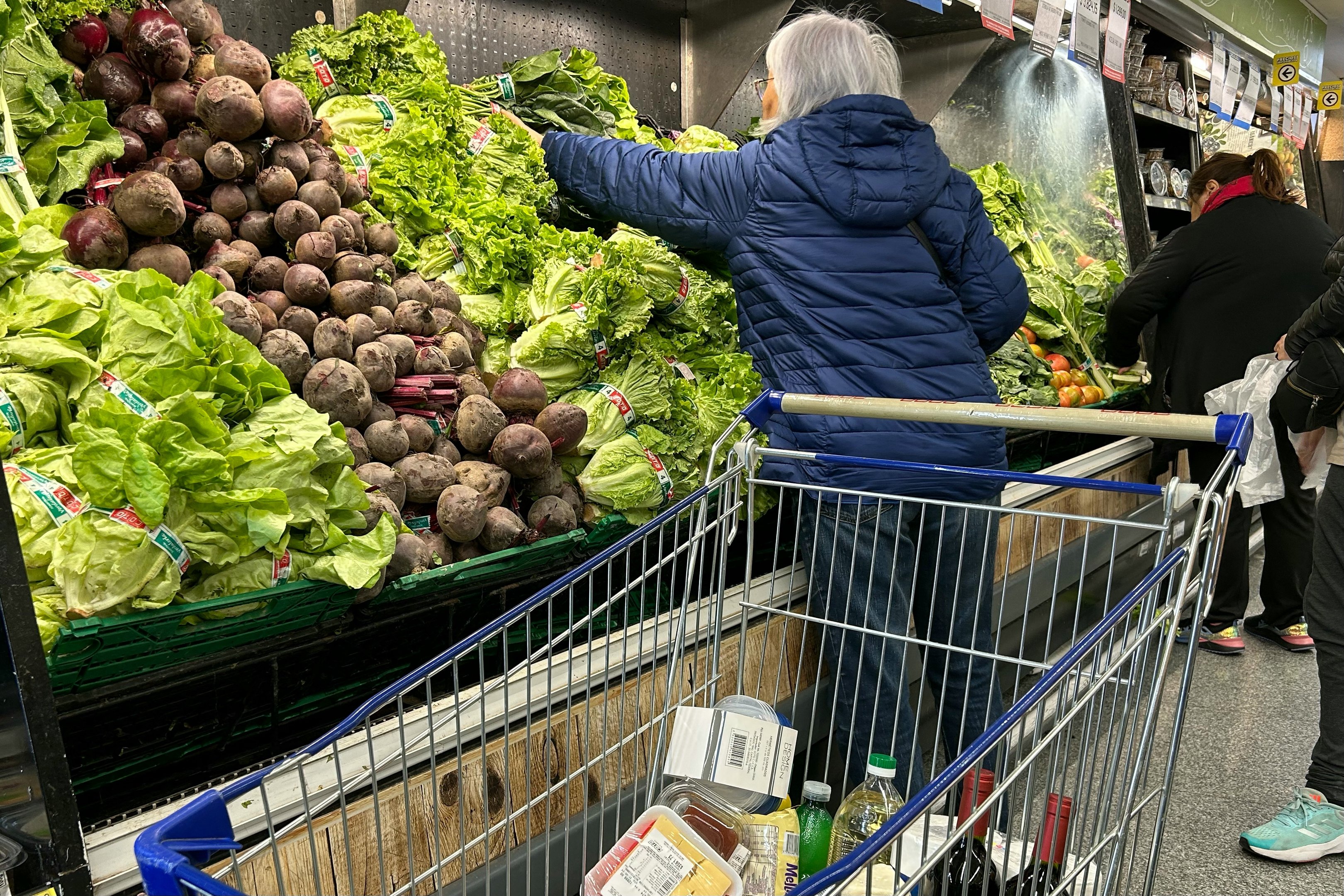 Com queda nas vendas de hiper e supermercados, comércio recua 1% em junho