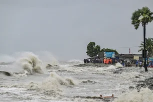 Ciclone Remal toca o solo em Bangladesh; quase 1 milhão de pessoas em abrigos