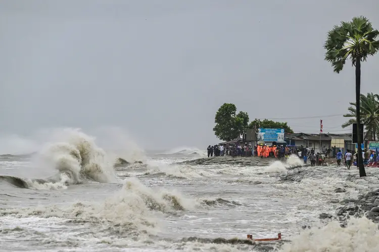 Bangladesh: país preparou quase 4.000 refúgios ao longo da costa no Golfo de Bengala (Munir UZ ZAMAN/AFP Photo)