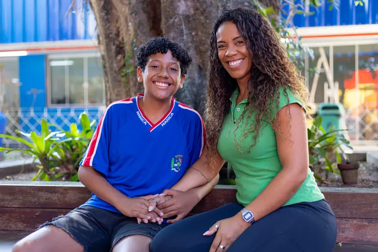 Ao lado de sua mãe, o aluno Alexandre Costa conta como o programa o ajudou a planejar o futuro
 (Prefeitura de Maricá/Divulgação)