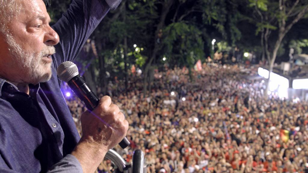 Em documentário, Oliver Stone traz retrato didático e romantizado de Lula