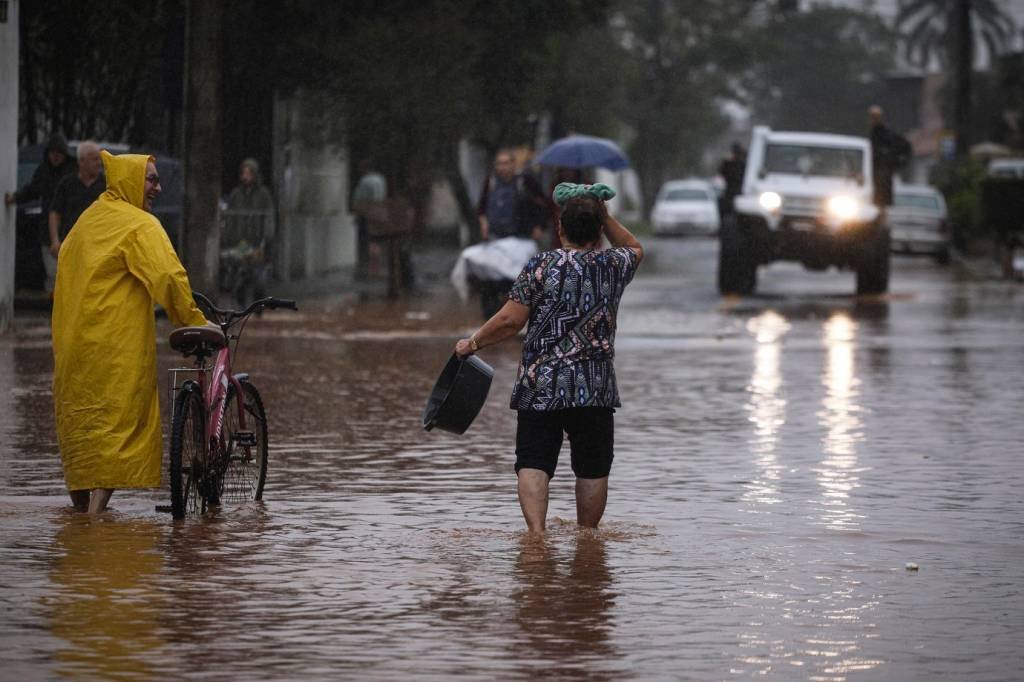 Porto Alegre inicia semana com 70% da população sem água e aulas suspensas