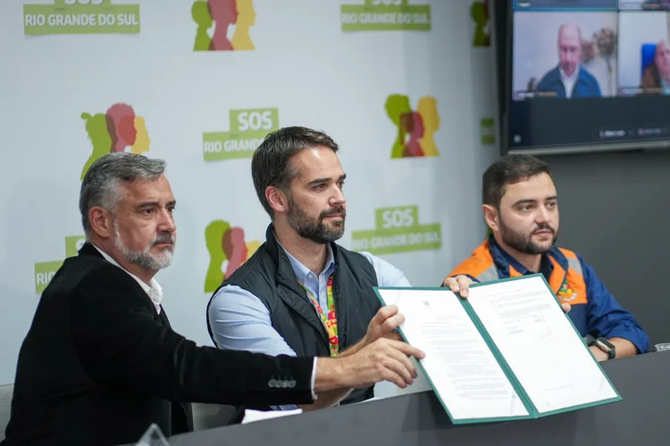 Eduardo Leite (ao centro), governador do Rio Grande do Sul (Mauricio Tonetto / Secom/Divulgação)