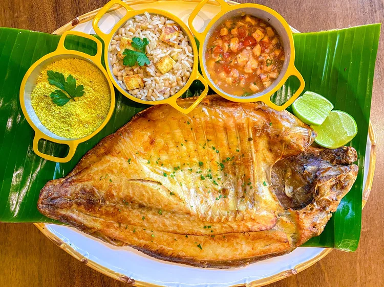 Banda de tambaqui assada acompanhada de baião de dois amazônico, vinagrete e farofa, do Bio Pescados da Amazônia. (Bio Pescados da Amazônia/Divulgação)