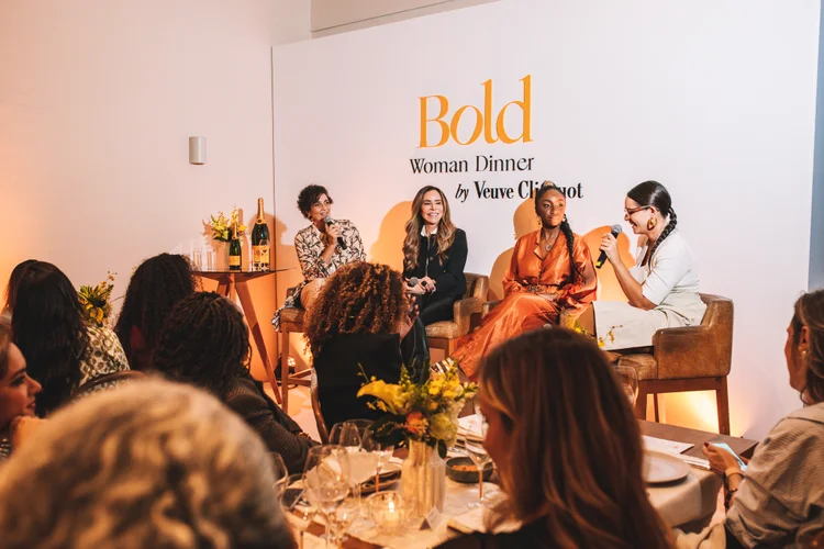 A jornalista Fabiana Corrêa, a empresária Cris Arcangeli, a empreendedora Nina Silva e a chef Renata Vanzetto em evento sobre premiação da Veuve Clicquot (Lais Moss/Reprodução)