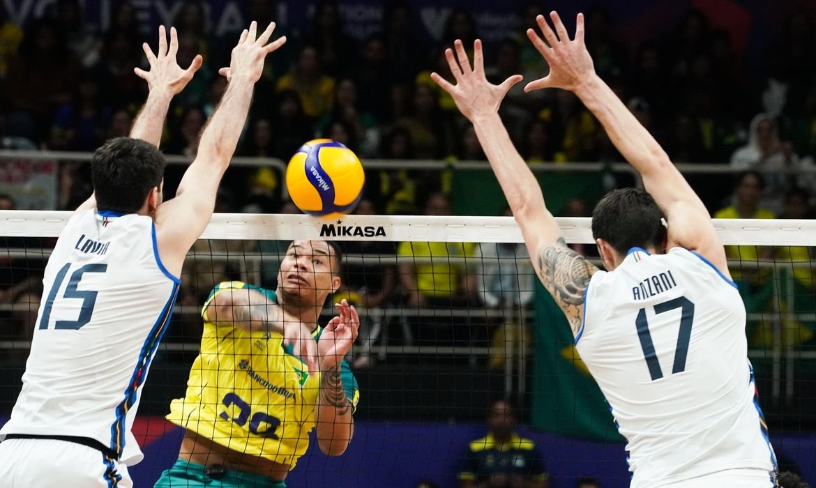 Seleção brasileira cai diante da Itália no Ginásio do Maracanãzinho