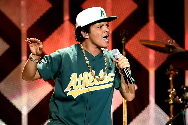 Bruno Mars: cantor é conhecido por canções como "Talking to The Moon" e "Just The Way You Are" (Kevin Winter/Getty Images)