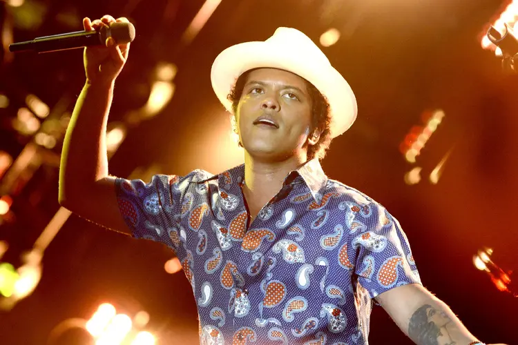 Bruno Mars: cantor é conhecido por canções como "Talking to The Moon" e "Just The Way You Are" (Tim Mosenfelder/Getty Images)