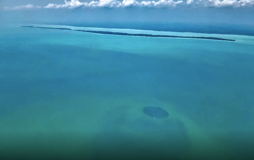 Imagem referente à notícia: Descoberto no México o maior buraco azul do mundo