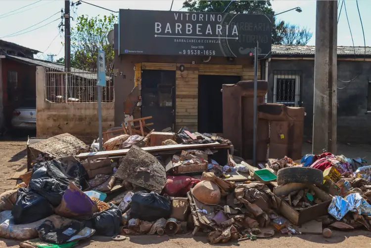 Lixo: Eldorado do Sul, uma das cidades mais afetadas pelas enchentes no RS, ainda sofre com resíduos (Rafa Neddermeyer/Agência Brasil)