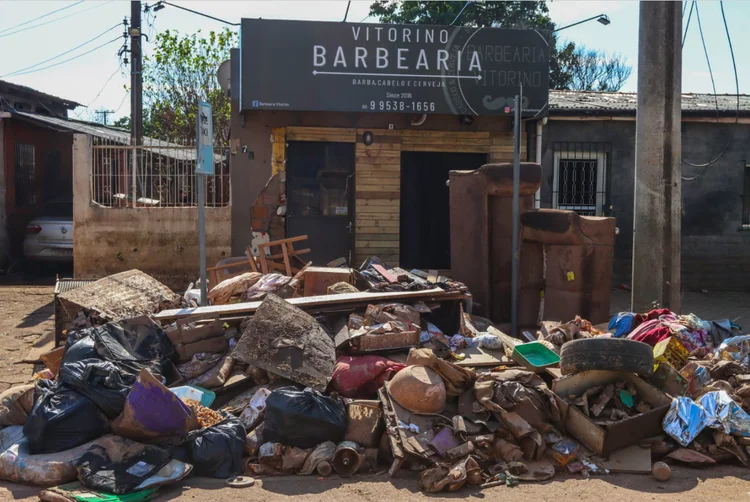 Lixo: Eldorado do Sul, uma das cidades mais afetadas pelas enchentes no RS, ainda sofre com resíduos (Rafa Neddermeyer/Agência Brasil)