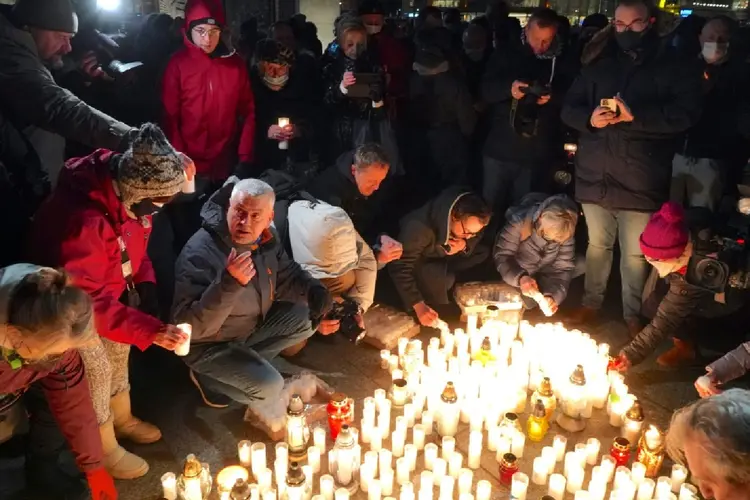 Vigília em memória das vítimas da covid-19 em Varsóvia, Polônia, em 11 de janeiro de 2022 (Agence France-Presse/AFP)