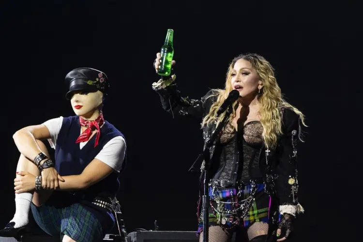 Madonna faz brinde com Heineken no palco durante show no Rio (Marcos Hermes)
