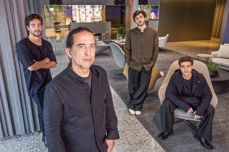 Ricardo Almeida e a equipe da RA2: mesmo padrão de alfaiataria (Ricardo Almeida/Divulgação)