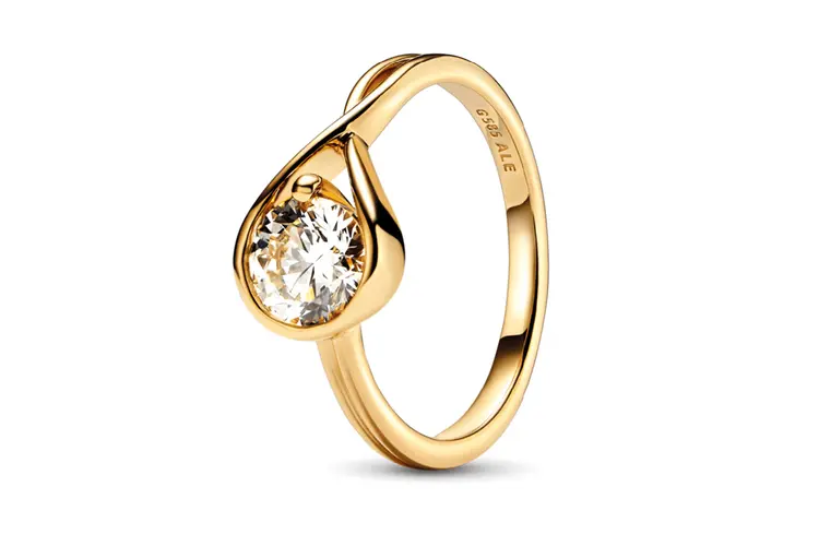 PANDORA ­— Anel De Diamante 1 Quilate de Ouro Amarelo 14k, R$ 14.900 (WeTouch Imagework/Divulgação)