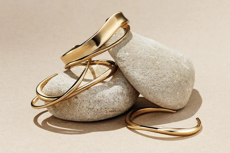 Pandora: braceletes abertos banhados a ouro 14k, R$ 4.579 (WeTouch Imagework/Divulgação)