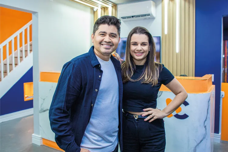 Cleber Santos e Dan Batista, da Comport Pet: casal quer faturar 6,5 milhões de reais em 2024 (Comport Pet/Divulgação)