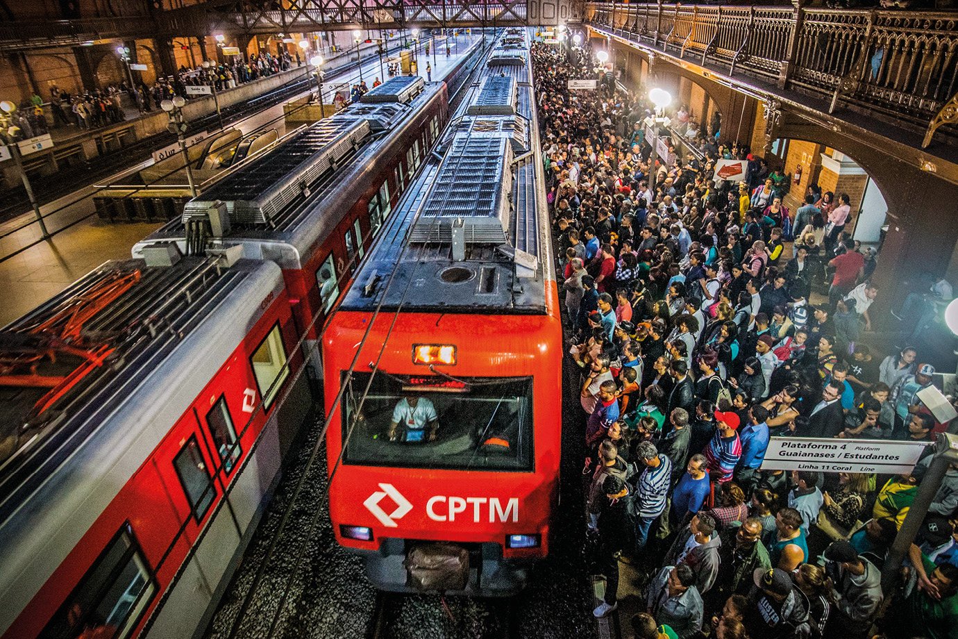 Linha 11-Coral da CPTM segue com superlotação após descarrilhamento; veja alternativas