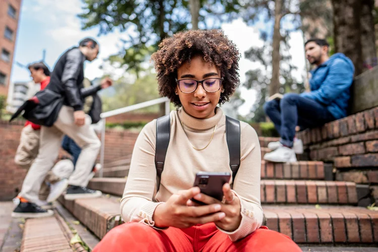 A geração Z está cada vez mais consciente de seus hábitos online e busca encontrar um equilíbrio saudável entre suas interações digitais e sua vida real (Frazao Studio Latino/Getty Images)